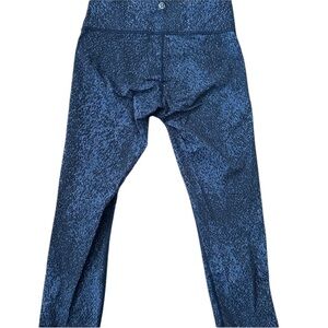 A35- Lululemon Blue Black Patterned Leggings sz 6 24” inseam crop